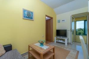 Μια τηλεόραση ή/και κέντρο ψυχαγωγίας στο Apartment Roko Trogir-Ljubitovica