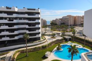 widok z powietrza na budynek i basen w obiekcie MyFlats Luxury Arenales w mieście Arenales del Sol