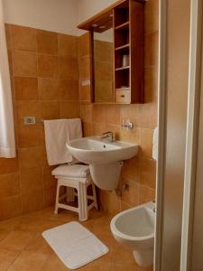 a bathroom with a sink and a toilet at Hotel Ristorante Centrale in Rovere Veronese
