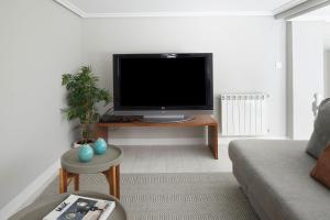 ein Wohnzimmer mit einem Flachbild-TV auf einem Tisch in der Unterkunft Colón by FeelFree Rentals in San Sebastián
