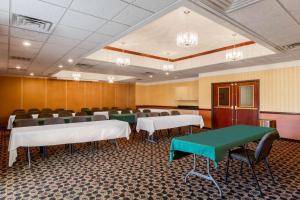 une chambre avec des rangées de tables et de chaises dans l'établissement La Quinta by Wyndham Dodge City, à Dodge City