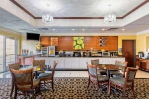 Restaurant ou autre lieu de restauration dans l'établissement La Quinta by Wyndham Dodge City