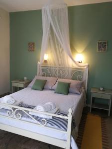 A bed or beds in a room at Vrohaki Studios & Rooms