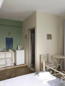 A kitchen or kitchenette at Vrohaki Studios & Rooms
