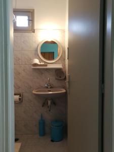 A bathroom at Vrohaki Studios & Rooms