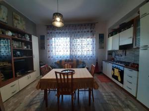 una cucina con tavolo e sedie in una stanza di Apartment i viaggi di Mario a Cagliari