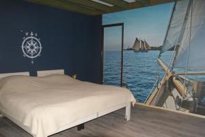 sypialnia z łóżkiem i łódź w wodzie w obiekcie It Boat Hûs w mieście Anjum