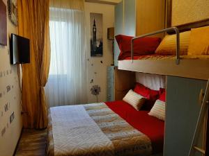 um quarto com um beliche com vermelho e amarelo em Apartment i viaggi di Mario em Cagliari