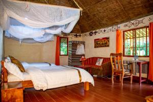 1 dormitorio con 1 cama y sala de estar en Mara Chui Eco-Resort, en Sekenani