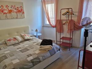 sypialnia z łóżkiem, krzesłem i oknem w obiekcie Fabretti House - Centro storico w mieście Perugia