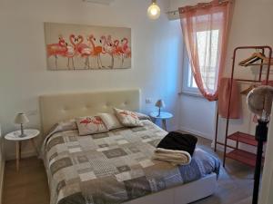 sypialnia z łóżkiem przykrytym kocem w obiekcie Fabretti House - Centro storico w mieście Perugia