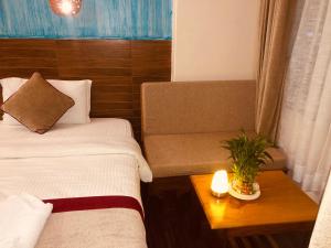 En eller flere senger på et rom på Hotel Guru