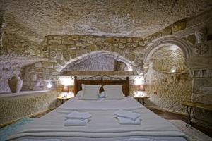 Postel nebo postele na pokoji v ubytování Naraca Cave House