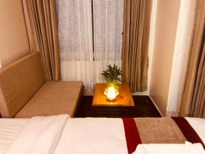 En eller flere senger på et rom på Hotel Guru
