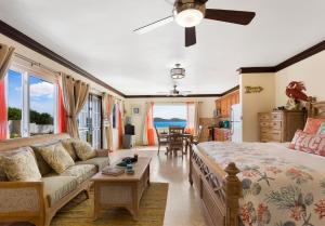 Un pat sau paturi într-o cameră la Villa Anguillitta +37 fotografii