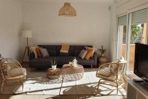 a living room with a couch and two chairs at Dúplex Águeda Altaona Golf in Murcia