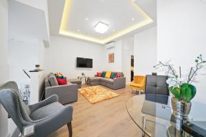 伦敦City Prime Apartments的带沙发和玻璃桌的客厅