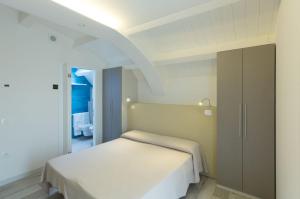 A bed or beds in a room at Hotel Biancaneve Wellness