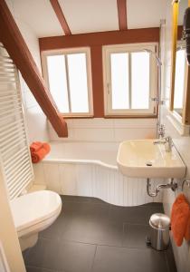 a bathroom with a sink and a toilet and a tub at RefuKium Altstadtscheune in Weißenburg in Bayern