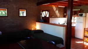 een woonkamer met een bank en een keuken bij Casa Loft Rumipal in Villa Rumipal