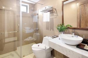 Kamar mandi di Davue Hotel by THG