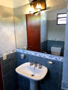 een badkamer met een wastafel en een spiegel bij Casa Loft Rumipal in Villa Rumipal