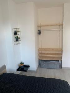 Habitación con cama y escaleras. en Appartement vue mer poste bleu, en Malo-les-Bains
