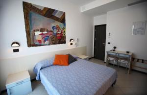 A bed or beds in a room at Hotel Biancaneve Wellness