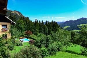 uma vista aérea de uma casa com piscina em Lammerauhof em Abtenau