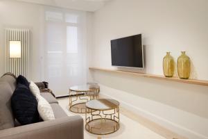 Telewizja i/lub zestaw kina domowego w obiekcie Mayor Suite 8 by FeelFree Rentals