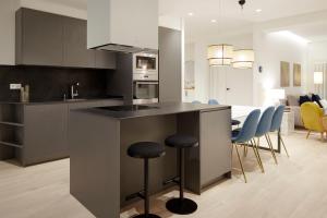 kuchnia z wyspą z niebieskimi stołkami barowymi w obiekcie Mayor Suite 8 by FeelFree Rentals w mieście San Sebastián