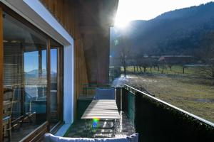 einen Balkon eines Hauses mit Bergblick in der Unterkunft The green fee close to the Golf course and 5 minutes from the lake in Giez