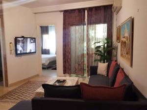 Posezení v ubytování Agreable Appartement Ennasr 2