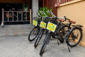 Duas bicicletas estão estacionadas em frente a um edifício em 88 Backpackers Hua Hin em Hua Hin
