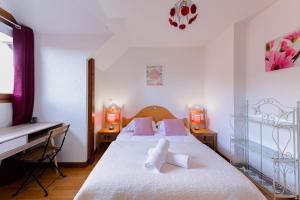1 dormitorio con 1 cama con sábanas blancas y 2 lámparas en Le Birdie - 3 bedroom apartment at the Golf de Giez and 5 minutes from the, en Giez