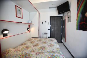 A bed or beds in a room at Hotel Biancaneve Wellness