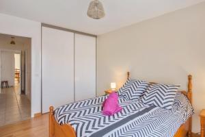 Llit o llits en una habitació de Calm flat w garage and balcony on the riverside in Annecy center - Welkeys