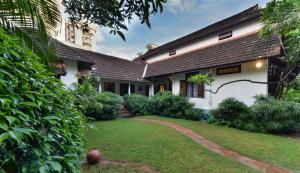una casa con un patio delante de ella en amã Stays & Trails, Ambika Vilas, en Trivandrum