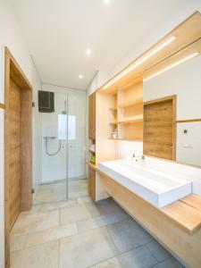Kylpyhuone majoituspaikassa Pension Zum Schrammel