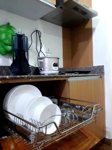 Kuchyň nebo kuchyňský kout v ubytování Cozy condo unit 5mins from Mactan Cebu Int'l Airport with Netflix