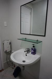Koupelna v ubytování Cozy condo unit 5mins from Mactan Cebu Int'l Airport with Netflix