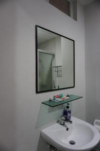 Fotografie z fotogalerie ubytování Cozy condo unit 5mins from Mactan Cebu Int'l Airport with Netflix v destinaci Mactan