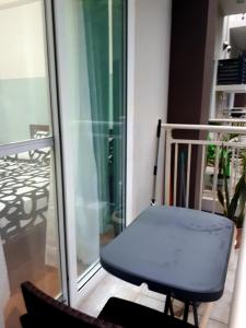 Balkón nebo terasa v ubytování Cozy condo unit 5mins from Mactan Cebu Int'l Airport with Netflix