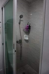 Koupelna v ubytování Cozy condo unit 5mins from Mactan Cebu Int'l Airport with Netflix