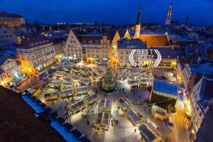 een luchtzicht op een stad 's nachts bij Best location, beautiful and quiet Old Town apt. in Tallinn