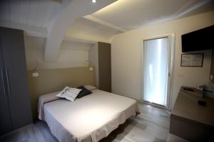 A bed or beds in a room at Hotel Biancaneve Wellness