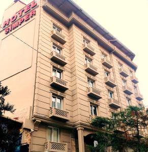um grande edifício com varandas ao lado em Hotel Simper em Istambul