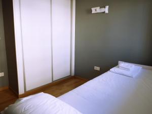 una camera con un letto bianco e una finestra di Pilar3 By Vigovacaciones a Vigo