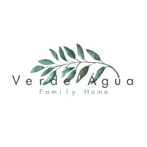 un logotipo para una casa familiar en Verde'Água Family Home, en Mosteiros