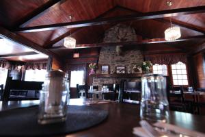 Gallery image of Miette Hot Springs Bungalows in Jasper +11 photos